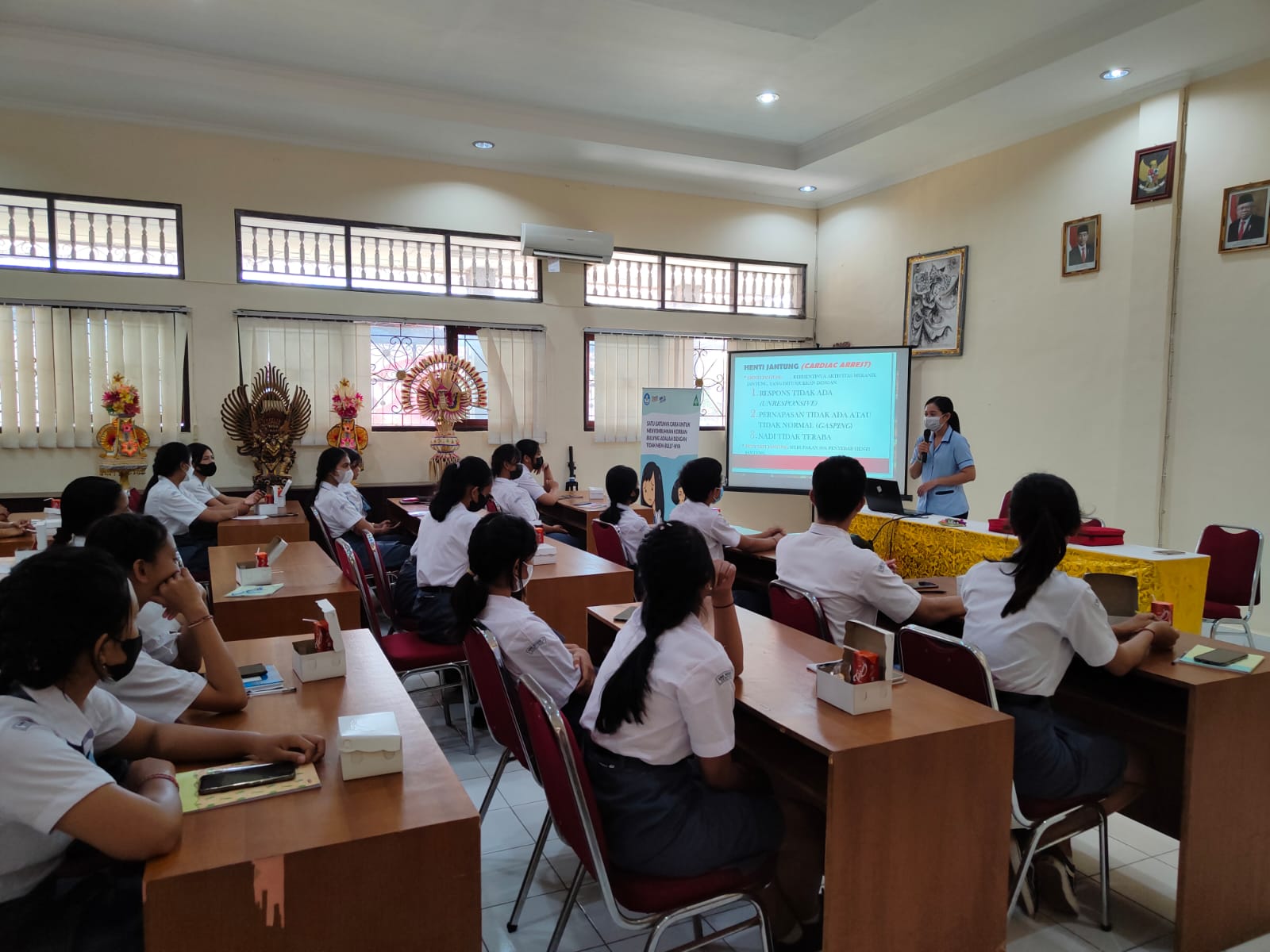 Pelatihan Basic Life Support BLS Dari ITEKES Bali SMK Negeri 3 Denpasar